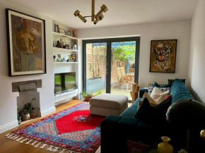 Urban Oasis Chic 1BR Flat with Spacious Garden